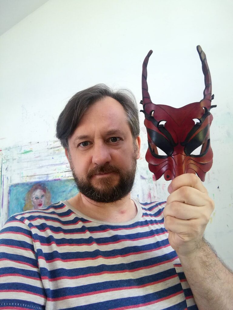 dr Krzysztof R Karauda z jedną z masek należących do dr Bennetta Shapiro